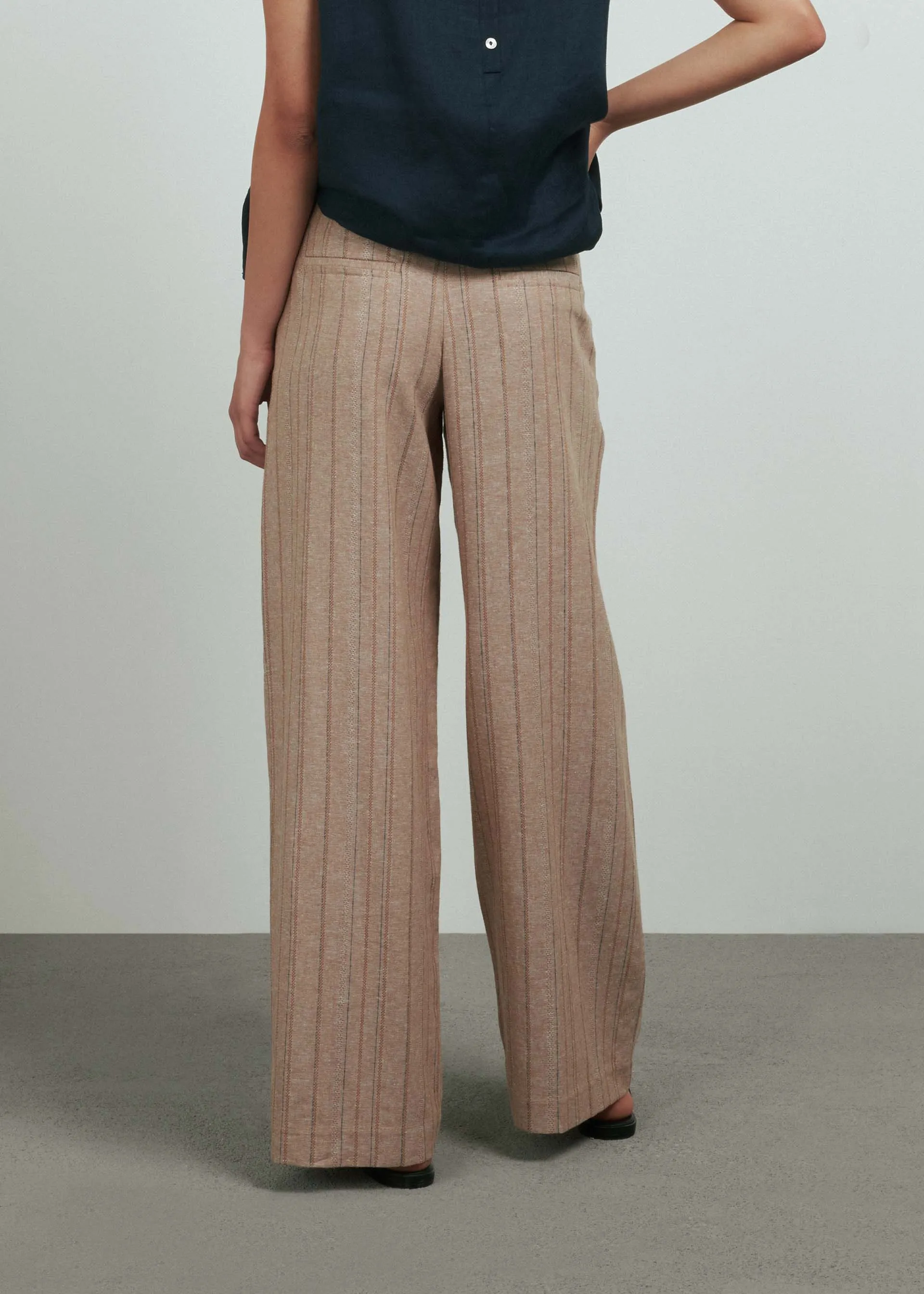 Pantaloni in lino gessati